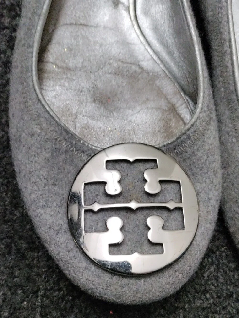 Tory Burch Logo Ballet Flats in Black Leather and Light Gray Textile